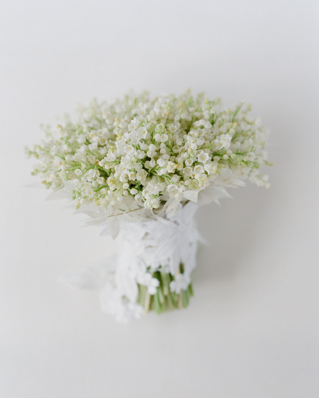 One of the most beautiful baby's breath bouquets we have seem from the famed Gideon!  Classically perfect!
.
.
photo: @joelserrato
florals: @gideonhermosa
.
. 
#unveiledhawaii #unveiledhawaiiwed
