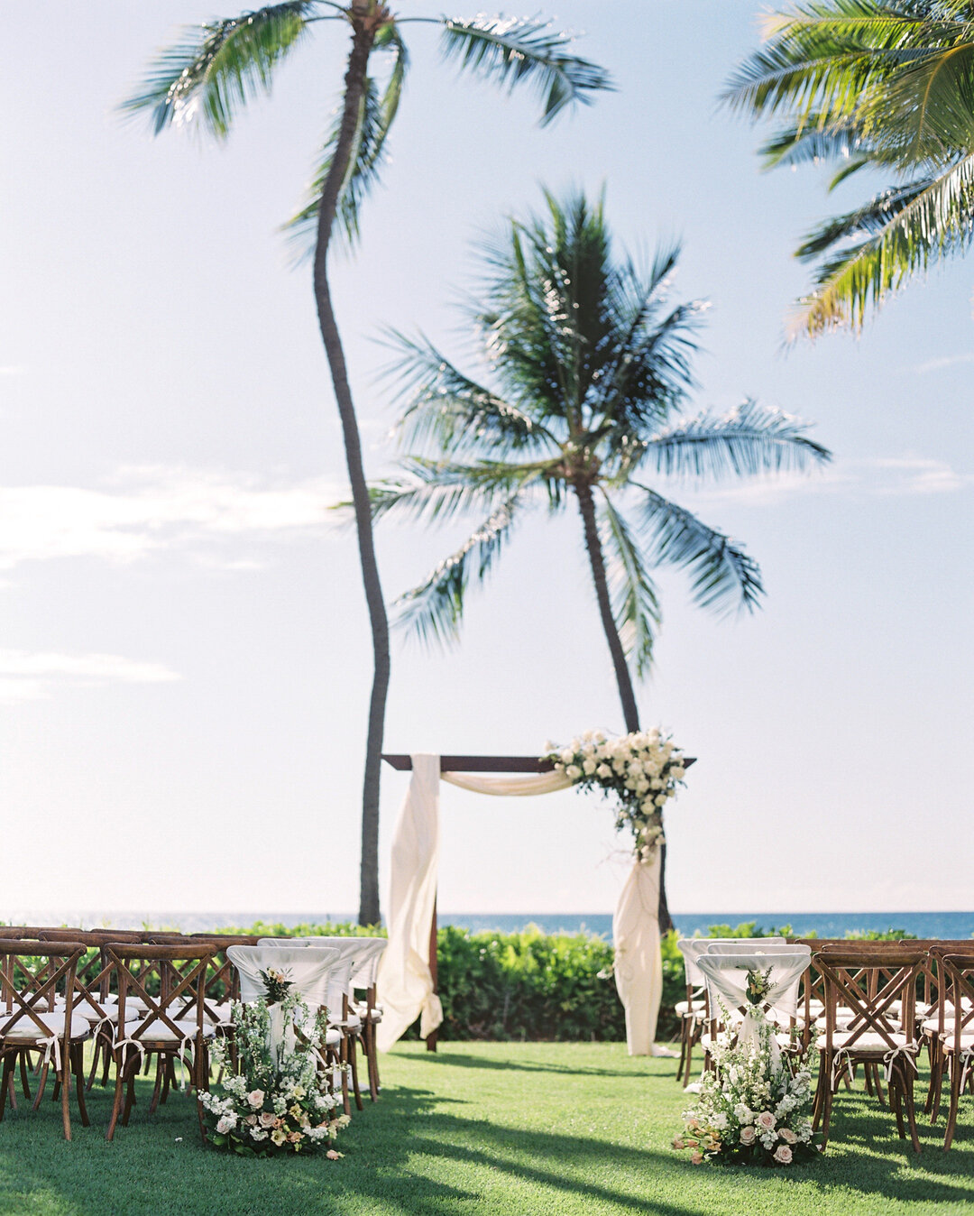 Everyone has their own ceremony vison, but for us its almost always oceanside!
.
.
photo: @christineclarkphoto
florals: @dbhemingway
rentals: @accelrentals
venue: @lanikuhonua
.
. 