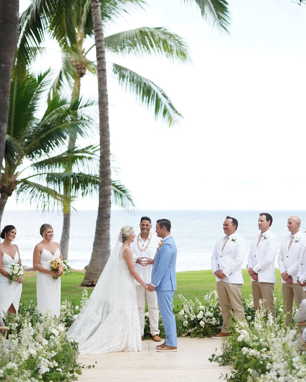 Keeping it white &amp; bright! And of course, ocean side, for this beautiful couple!
.
.
venue: @olowaluplantationestate
hair &amp; make up: @meiliautumnbeauty
officiate: @tinorosete
.
. 