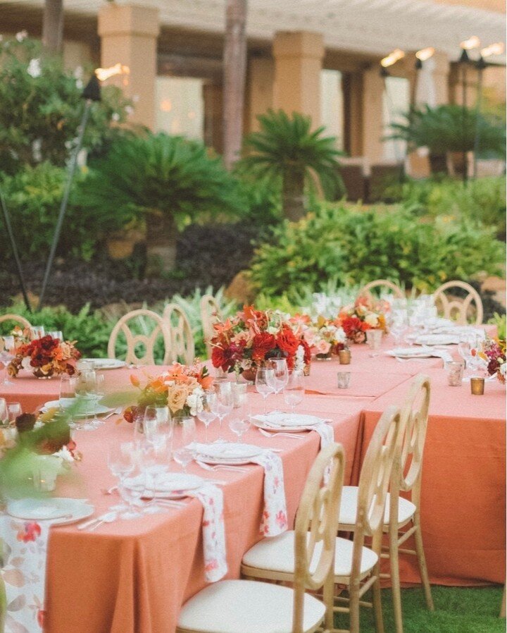 Table layouts are so important, they ultimately decide the flow of the conversation for any dinner event - this one was one of our most unique!
.
.
rentals: @inspirationhawaii
florals:
linens:
table d&e